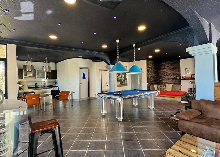 Apartament The Modern & Recycled House *